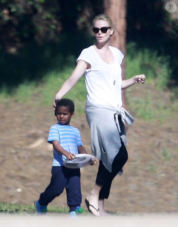 Charlize Theron, son fils Jackson et son compagnon Sean Penn s'amusent dans un parc à Studio City le 8 février 2015