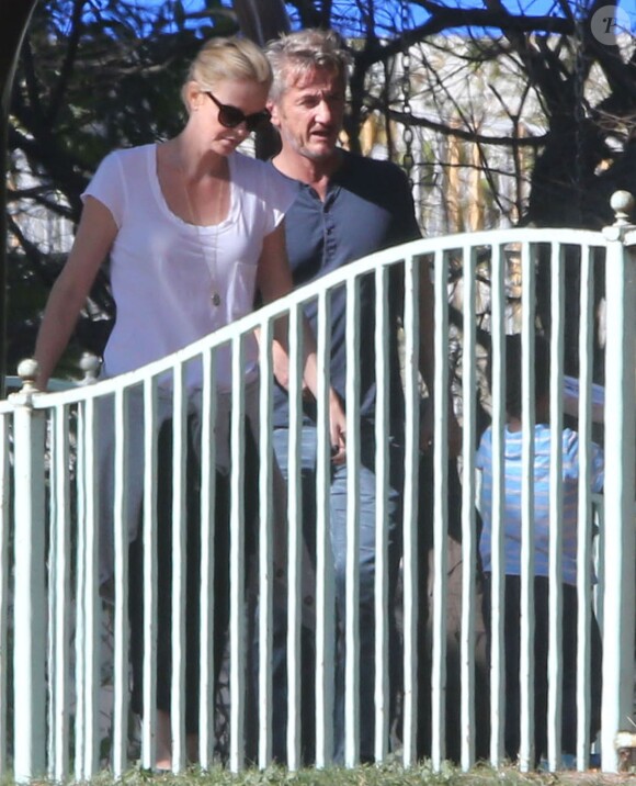 Charlize Theron, son fils Jackson et son compagnon Sean Penn s'amusent dans un parc à Studio City le 8 février 2015