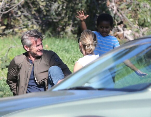 Charlize Theron, son fils Jackson et son compagnon Sean Penn s'amusent dans un parc à Studio City le 8 février 2015