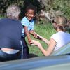Charlize Theron, son fils adoptif Jackson et son compagnon Sean Penn s'amusent dans un parc à Studio City le 8 février 2015