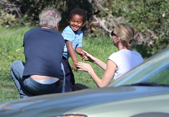 Charlize Theron, son fils adoptif Jackson et son compagnon Sean Penn s'amusent dans un parc à Studio City le 8 février 2015