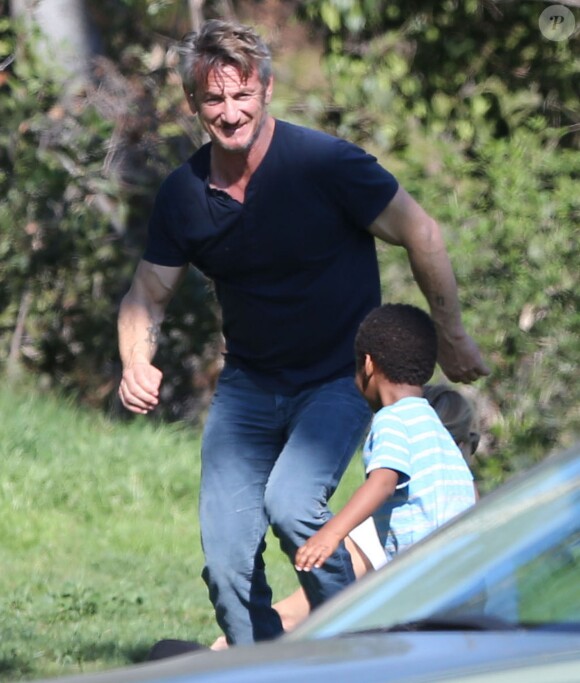 Sean Penn et le fils de Charlize Theron s'amusent dans un parc à Studio City le 8 février 2015