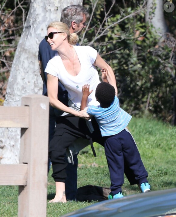Charlize Theron, son fils Jackson et son chéri Sean Penn s'amusent dans un parc à Studio City le 8 février 2015
