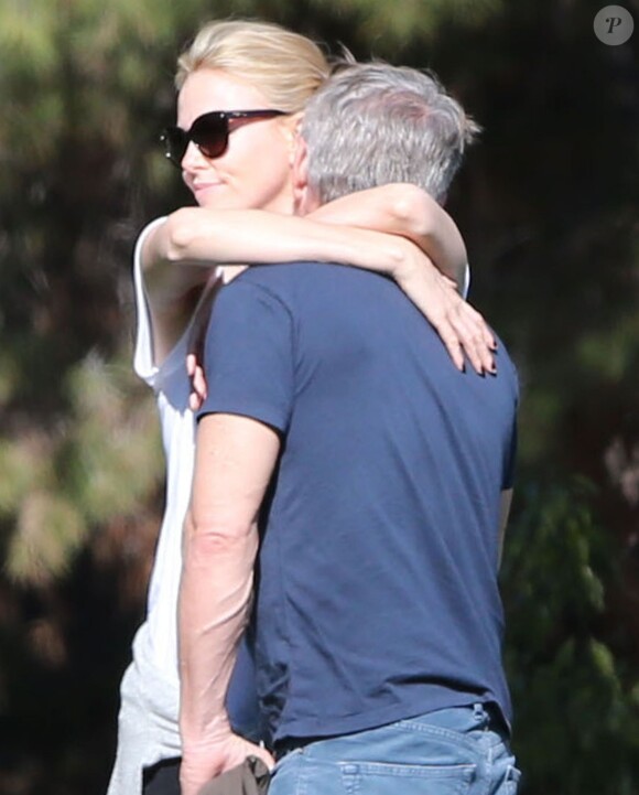 Charlize Theron, son fils Jackson et son compagnon Sean Penn s'amusent dans un parc à Studio City le 8 février 2015