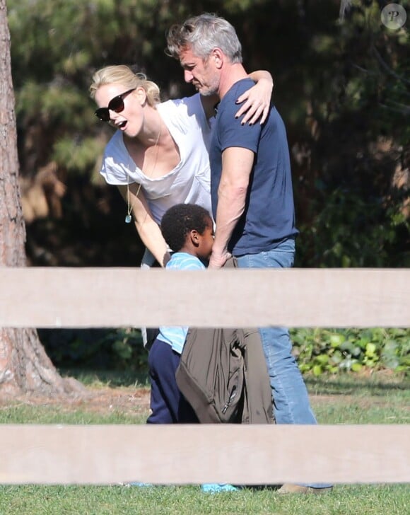 Charlize Theron, son fils Jackson et son compagnon Sean Penn s'amusent dans un parc à Studio City le 8 février 2015