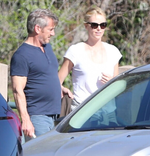 Charlize Theron, son fils Jackson et son compagnon Sean Penn s'amusent dans un parc à Studio City le 8 février 2015