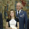 La reine Letizia d'Espagne, dans une robe Carolina Herrera, et le roi Felipe VI d'Espagne remettaient le 16 février 2015, au palais du Pardo à Madrid, les Prix nationaux de la Culture 2013.