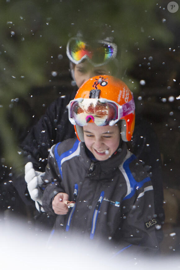 Habitués au soleil de Majorque l'été, Victoria et Felipe (arrière-plan) ne boudent pas la neige de Baqueira Beret l'hiver. L'infante Elena d'Espagne était le 15 février 2015 en vacances en famille dans la station de ski de Baqueira Beret, dans les Pyrénées espagnoles, avec ses enfants Felipe (16 ans) et Victoria (14 ans)