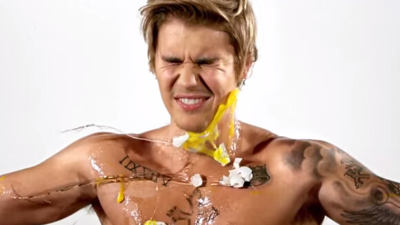 Justin Bieber malmené : Mitraillé d'oeufs face caméra, un moment culte !