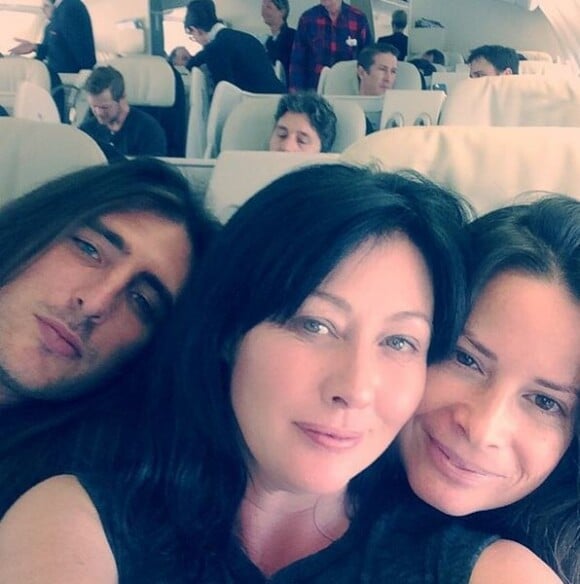 Shannen Doherty et Holly Marie Combs dans l'avion pour Paris, le 19 février 2015.