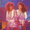 Kylie et Dannii Minogue lors d'une émission télé en 1986