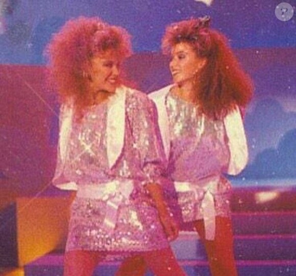 Kylie et Dannii Minogue lors d'une émission télé en 1986