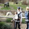 Gwen Stefani passe la journée au zoo avec ses fils Zuma et Apollo à Los Angeles, le 20 février 2015  