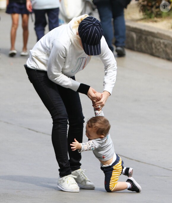 Gwen Stefani passe la journée au zoo avec ses fils Zuma et Apollo à Los Angeles, le 20 février 2015  