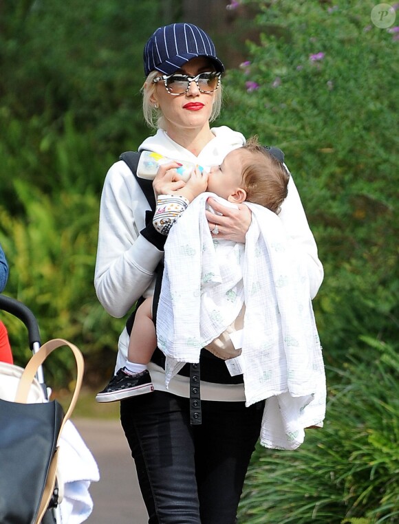 La chanteuse américaine Gwen Stefani passe la journée au zoo avec ses fils Zuma et Apollo à Los Angeles, le 20 février 2015  