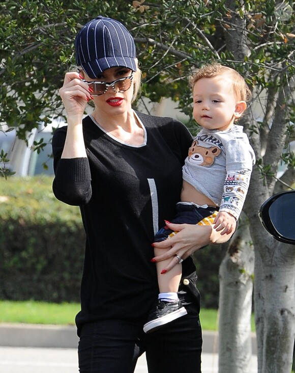La chanteuse Gwen Stefani passe la journée au zoo avec ses fils Zuma et Apollo à Los Angeles, le 20 février 2015 