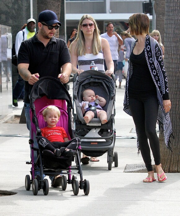 Jack Osbourne, sa femme Lisa Stelly et leur fille Pearl au Farmer's Market à Los Angeles, le 28 septembre 2014.  