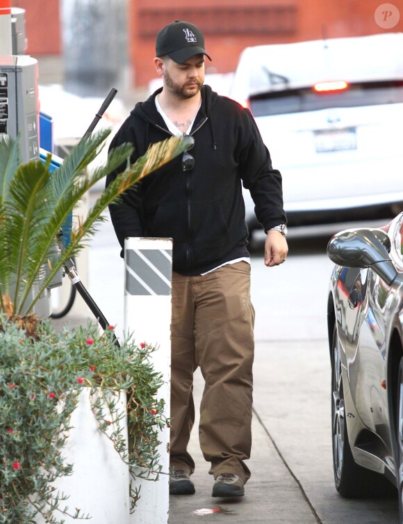 Exclusif - Jack Osbourne fait le plein d'essence de sa Ferrari dans une station service à Los Angeles, le 9 mai 2014. Avant de repartir au volant de sa voiture de luxe, Jack Osbourne est allé s'acheter un paquet de chips.  