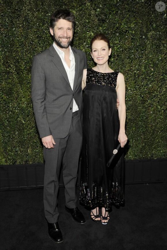Bart Freundlich et Julianne Moore  lors du dîner organisé par Chanel et Charles Finch avant les Oscars au restaurant Madeo, à Beverly Hills le 21 février 2015