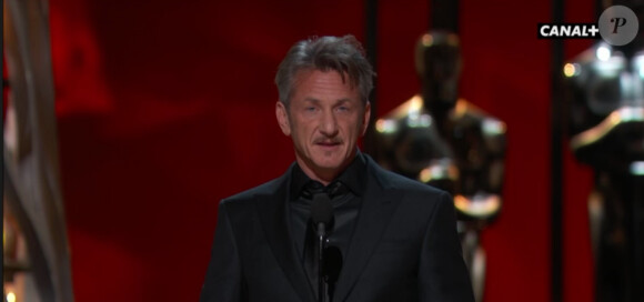 Oscars 2015 : Sean Penn remet le prix. C'est le film Birdman d'Alejandro Gonzalez Inarritu qui remporte la prestigieuse statuette !