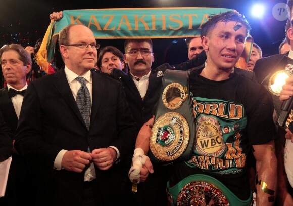 Le prince Albert II de Monaco assistait le 21 février 2015, en présence de Jean-Paul Belmondo, au combat pour le titre de champion du monde des poids moyens de la WBA entre Gennady Golovkin (Kazaksthan) et Martin Murray (Grande-Bretagne), organisé par le père de la princesse Charlene, Michael Wittstock, au Sporting de Monte-Carlo.