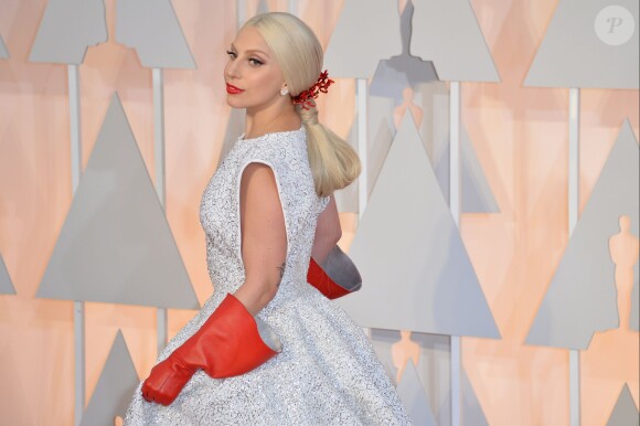 Lady Gaga pose lors de la 87e cérémonie des Oscars, le 22 février 2015 à Los Angeles