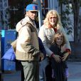  Laura Dern et son mari Ben Harper avec leur fille Java regardent le marathon dans les rues de Los Angeles, le 17 mars 2012&nbsp;  