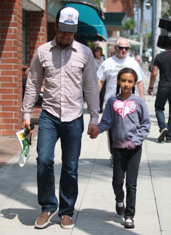 Ben Harper et sa fille Ellery Walker à la sortie d'un centre médical à Beverly Hills le 22 mai 2009  