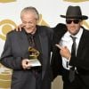 Charlie Musselwhite (L) et Ben Harper en backstage des Grammy Awards avec leur récompense pour le meilleur album blues le 26 janvier 2014  