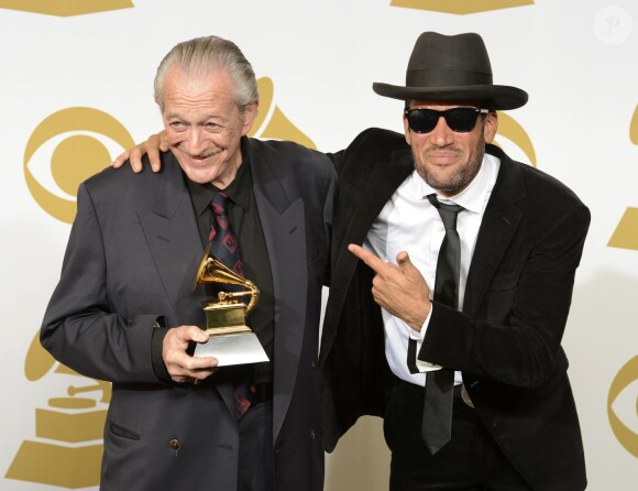 Charlie Musselwhite (L) et Ben Harper en backstage des Grammy Awards avec leur récompense pour le meilleur album blues le 26 janvier 2014  