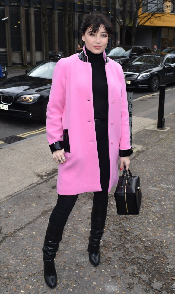 Daisy Lowe arrive au défilé Christopher Kane automne-hiver 2015-2016 à Londres, le 23 février 2015.