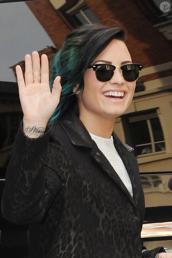 Demi Lovato se promène dans les rues de Paris avant son concert, le 21 novembre 2014.