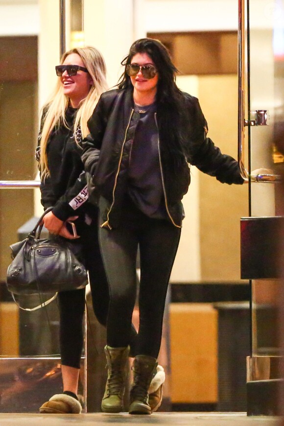 Kylie Jenner et son amie Anastasia Karanikolaou à Calabasas, Los Angeles, le 21 février 2015.