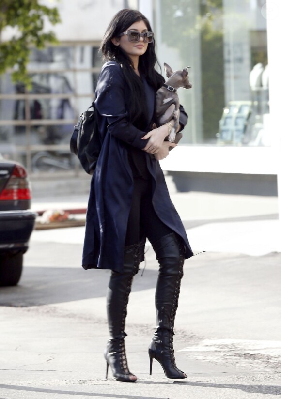 Kylie Jenner fait du shopping chez Fred Segal avec son chien Normie à West Hollywood, le 23 février 2015.
