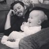 Kelly Clarkson a ajouté une photo de sa fille et son mari à son compte Instagram le 15 février 2015