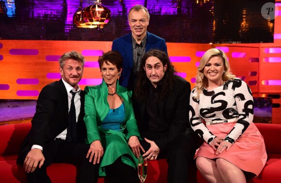 Graham Norton, Sean Penn, Celia Imrie, Ross Noble et Kelly Clarkson lors de l'enregistrement du Graham Norton Show à Londres le 19 février 2015 