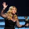 Kelly Clarkson reçoit le prix du meilleur album pop lors des 55ème grammy awards à Los Angeles le 10 février 2013  