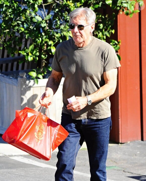 Exclusif - Harrison Ford fait du shopping pour la Saint-Valentin au Brentwood Country Mart, le 13 février 2015.