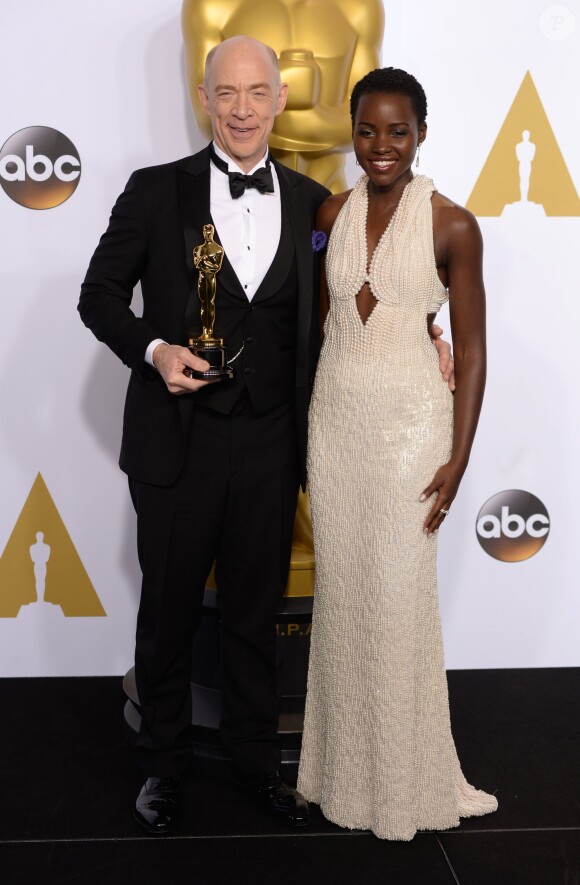 J.K. Simmons, Lupita Nyong'o - Press Room lors de la 87ème cérémonie des Oscars à Hollywood, le 22 février 2015.  Press Room at the 2015 Oscars (Academy Awards), held at the Kodak Theatre, Hollywood. (Los Angeles, USA) - 2/22/15.22/02/2015 - Hollywood
