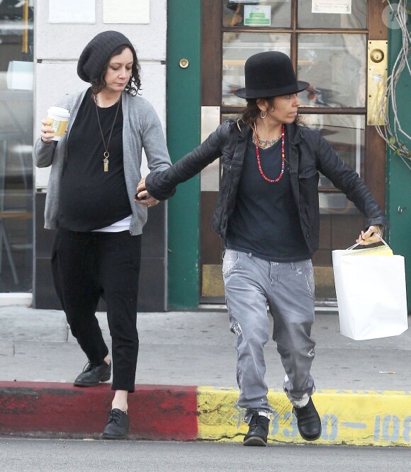 Exclusif - Sara Gilbert et sa compagne Linda Perry font du shopping à Los Angeles, le vendredi 20 février 2015.
