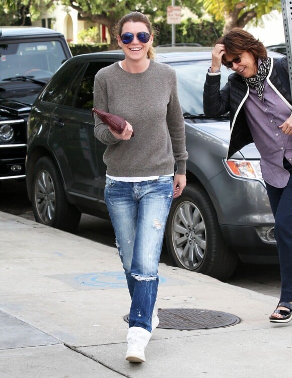 Ellen Pompeo se promène avec des amis dans les rues de Los Angeles. Le 9 janvier 2015  