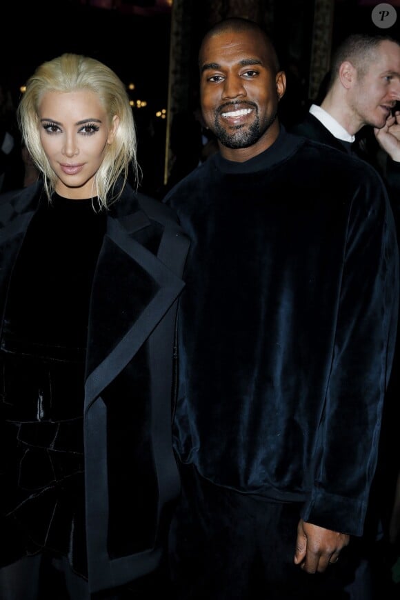 Kim Kardashian (blonde) et son mari Kanye West - People au défilé de mode "Balmain" prêt-à-porter Automne-Hiver 2015-2016 au Grand Hôtel à Paris, le 5 mars 2015.