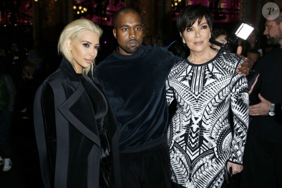 Kim Kardashian (blonde), son mari Kanye West et Kris Jenner - People au défilé de mode "Balmain" prêt-à-porter Automne-Hiver 2015-2016 au Grand Hôtel à Paris, le 5 mars 2015. 
