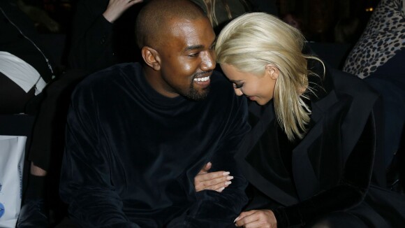 Kim Kardashian et Kanye West hilares face à Emily Ratajkowski chez Balmain