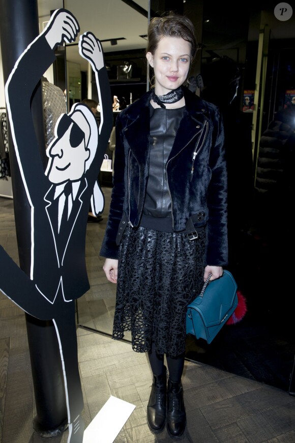 Lindsey Wixson assiste au vernissage de l'exposition "Karlywood" par la dessinatrice Tiffany Cooper dans la boutique Karl Lagerfeld, boulevard Saint-Germain. Paris, le 5 mars 2015.