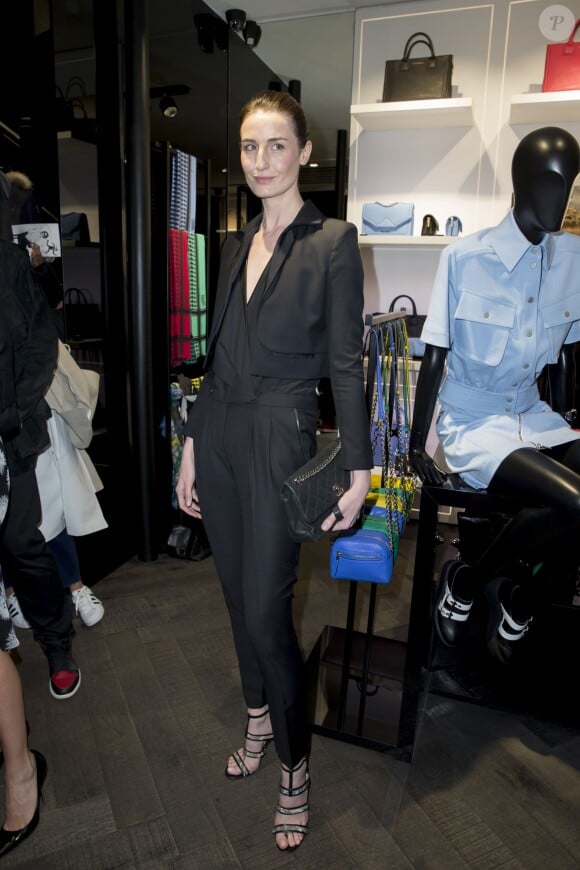Erin O'Connor assiste au vernissage de l'exposition "Karlywood" par la dessinatrice Tiffany Cooper dans la boutique Karl Lagerfeld, boulevard Saint-Germain. Paris, le 5 mars 2015.