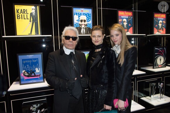 Karl Lagerfeld, Lindsey Wixson et Sasha Luss assistent au vernissage de l'exposition "Karlywood" par la dessinatrice Tiffany Cooper dans la boutique Karl Lagerfeld, boulevard Saint-Germain. Paris, le 5 mars 2015.