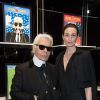 Karl Lagerfeld et Erin O'Connor assistent au vernissage de l'exposition "Karlywood" par la dessinatrice Tiffany Cooper dans la boutique Karl Lagerfeld, boulevard Saint-Germain. Paris, le 5 mars 2015.