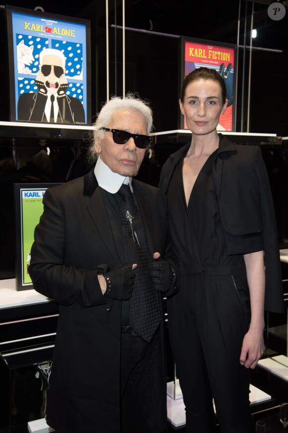 Karl Lagerfeld et Erin O'Connor assistent au vernissage de l'exposition "Karlywood" par la dessinatrice Tiffany Cooper dans la boutique Karl Lagerfeld, boulevard Saint-Germain. Paris, le 5 mars 2015.