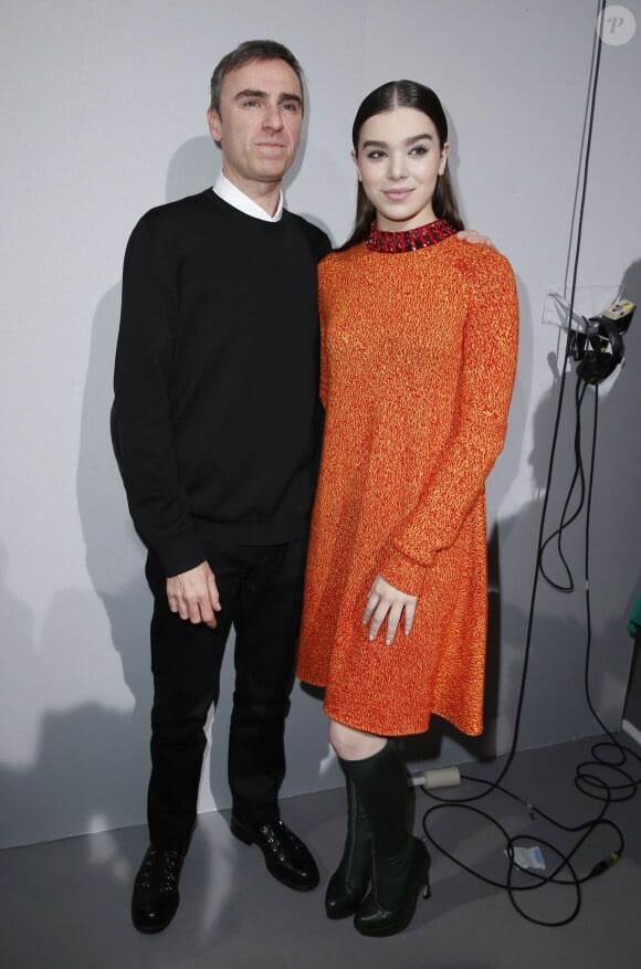 Le designer Raf Simons et Hailee Steinfeld - Backstage au défilé de mode "Christian Dior", collection prêt-à-porter automne-hiver 2015/2016, à Paris. Le 6 mars 2015